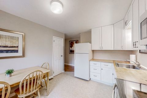Cozy, Clean & Convenient Gainesville CoLiving! Private Bedrooms, High‑Speed Wi‑Fi & In‑Home Laundry in Serene neighborhood –  Top Rated Host | (id. 2106)