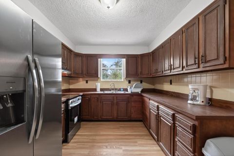 $0 Move-In Fee! Affordable Room on a Spacious 1-Acre Property in Peaceful Orange Park (id. 22049)