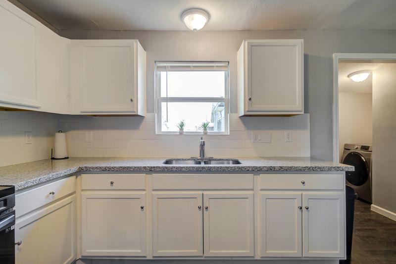 CoLiving Northwest Houston  | Plush Bed, Smart TV, Desk & All-Utilities (id. 1369)