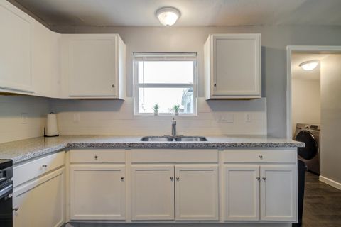 roommates in Undisclosed, Houston, TX 77076 CoLiving Northwest Houston  | Plush Bed, Smart TV, Desk & All-Utilities (id. 1369) - cirtru.com