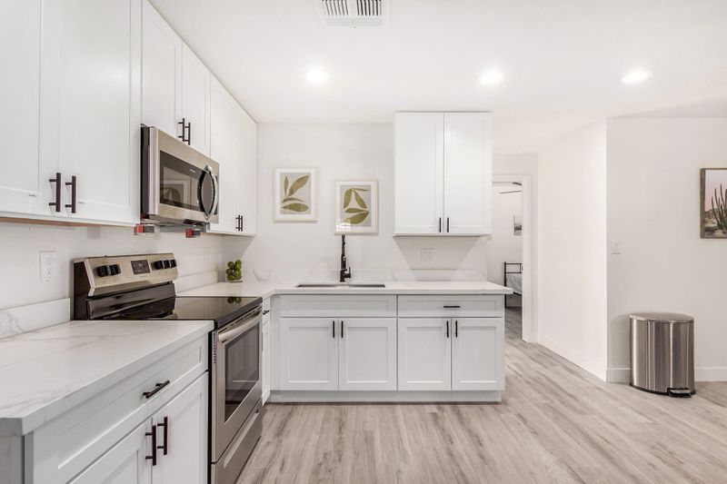 **SUPERHOST**  FULLY REMODELED HOME! CLEAN, SAFE & COMFORTABLE.  Great location! FREE LAUNDRY! NO MOVE IN FEE! (id. 3830)