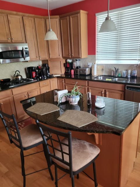 Private Room in 3Bed.3Bath