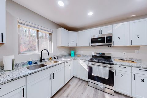 The Perfect Home Base for Discerning Professionals (id. 8329)