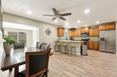Newly-renovated, spacious Glendale home, 9 beds/4 baths with parking for all (9 spaces) (id. 6715)