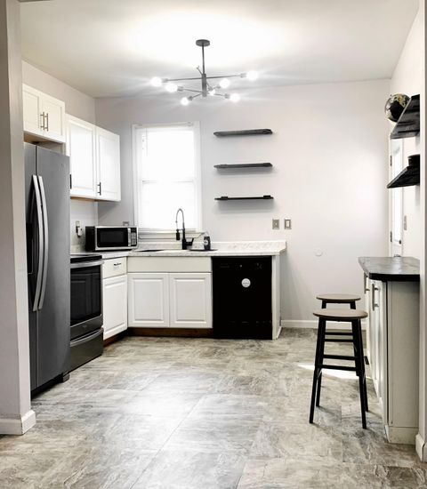 Peaceful Madison Escape: Quiet Street, Modern Living  Mini Fridge, SmartTV, Desk  Locally Managed (id. 24307)