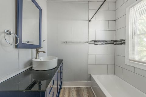 SUPER HOST  Newly renovated house close to Midtown, Westport, Country Club Plaza, River Market and all that Downtown Kansas City has to  offer! Book today. (id. 9306)