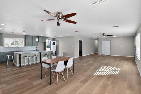 roommates in Undisclosed, Phoenix, AZ 85040 Modern Co-Living in a newly renovated, private gated home available now!
Fully furnished with a mini fridge, smart TV. Laundry and Wifi included. 10 mins to Downtown (id. 17104) - cirtru.com