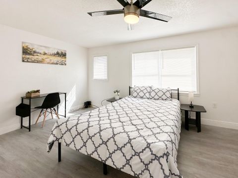 Plant City pad near everything—highways, hotspots & more!
Perfect for 3 MEMBERS ONLY, with bonus space to spread out!
Location goals + extra room to vibe 
#PlantCityLiving #RoommatesOnly #HighwayAccess (id. 12676)