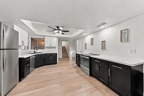 roommates in Undisclosed, Glendale, AZ 85301 SUPERHOST Large POOL Home in Glendale With 10 Bathrooms, FREE Washer Dryer, Mini- Fridges in Each Room, Dining Nook, 2x a Month Cleaning And Near Highways and Grocery Stores, REMOTE WORK Friendly (id. 45140) - cirtru.com