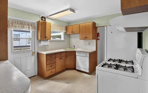 Fully Furnished including WIFI, Utilities in Seattle | 4 minute walk to transit (id. 40885)
