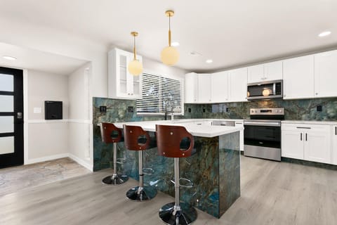 South Tacoma Home, a 2 minute walk to transit stop Oakes St S & S 66th St (id. 28381)