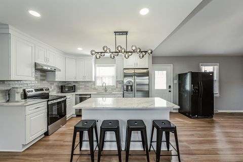 Spacious Newly Renovated 5 Bedroom Home | 3 Full Baths | Updated Kitchen | Quiet Area | Chester (id. 31230)