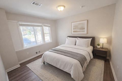 NEW LISTING - Live in Oakcliff neighborhood, Walkable area! Spacious Rooms! Don't Miss Out! (id. 25074)