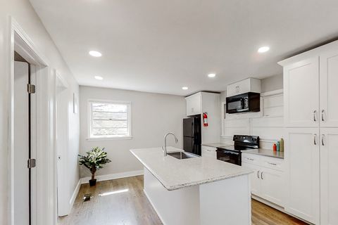*SuperHost* Beautifully Renovated Brick Home. Close to Transit. (id. 1428)