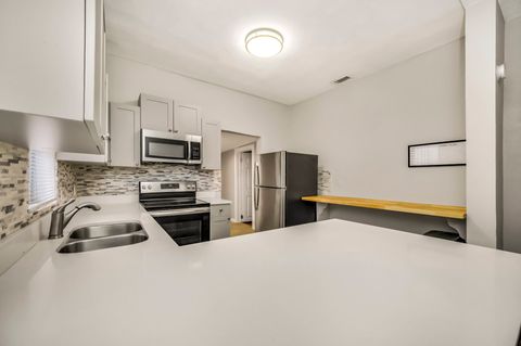 Cozy & Modern Seminole House with a Spacious Enclosed Backyard (id. 5519)