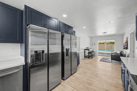 Fully Remodeled huge home   with OVERSIZED swimming  pool. (id. 35482)