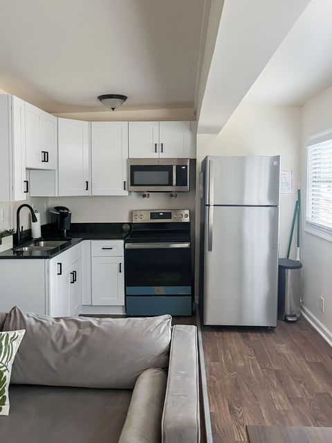 Cozy & Newly-renovated 1 bedroom unit with private entrance to home (id. 5427)