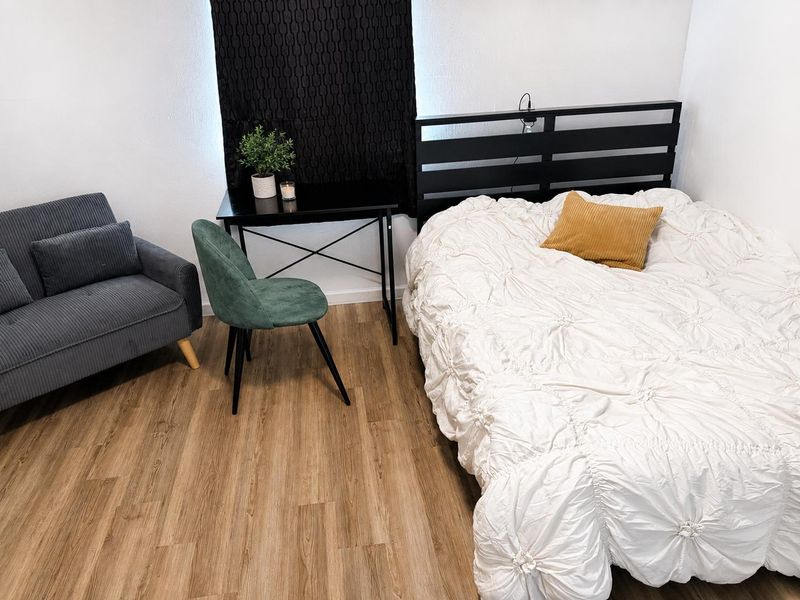 roommates in Undisclosed, Humble, TX 77338 En-suite 1-2 ppl, kitchenette/fridge, bathroom, desk, sofa, WiFi, IAH 15min (id. 15919) - cirtru.com