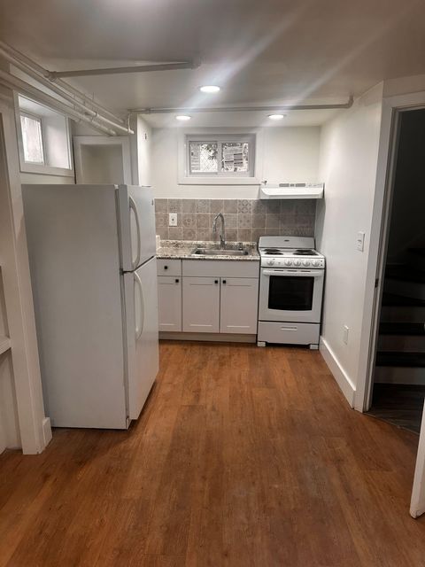 Private furnished efficiency in Northwest Philly with bath, stove, sink, bed, TV & WiFi. (id. 33915)