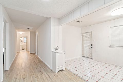 Desirable locationIn a quiet low traffic street. Comfortable House with large backyard, In front of Veterans Park , Fully stocked kitchen and high speed Wifi! (id. 8085)