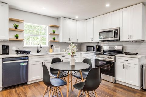 Newly Renovated Home in Dallas – Strategic Location close to White Rock Lake , Downtown Dallas  and Garland  | Easy Access to I-30 & 635  | 2–4 min to Grocery & Restaurants  | TV Included  | Backyard Parking (id. 15917)