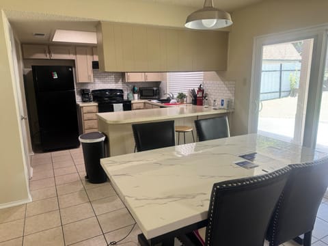 roommates in Undisclosed, Arlington, TX 76014 Live in East Arlington, a 1 hours 33 minutes drive to transit stop FIFA Stop - E Road To Six Flags Dr - Ballpark Way (id. 37834) - cirtru.com