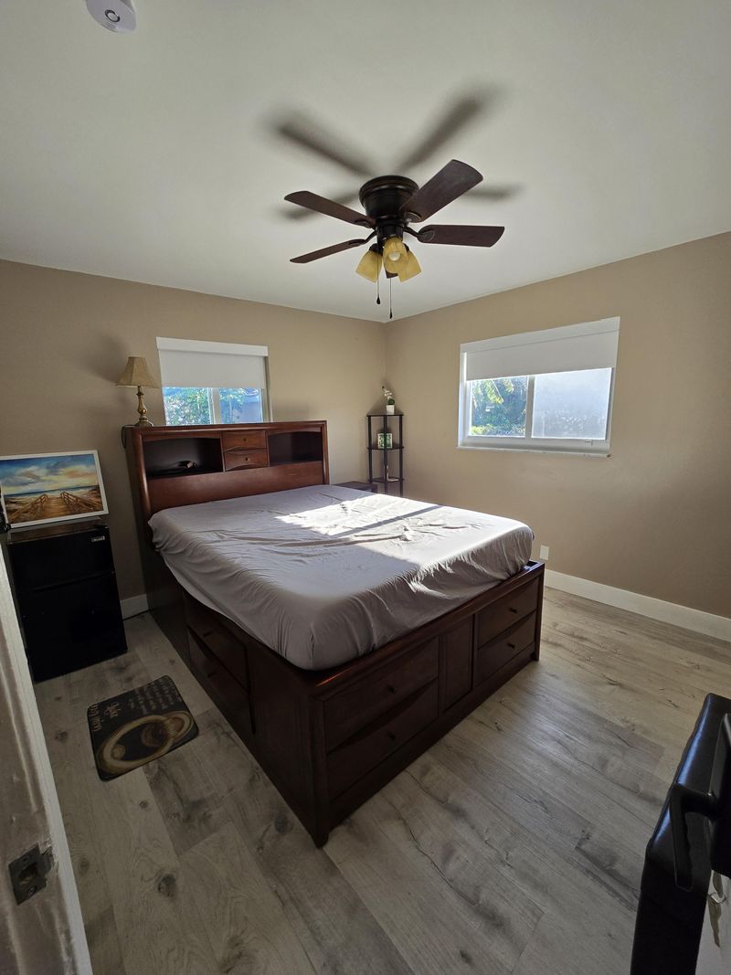Private Bathroom Covered Assigned Parking & Cozy Oakland Park House with Backyard (id. 6936)