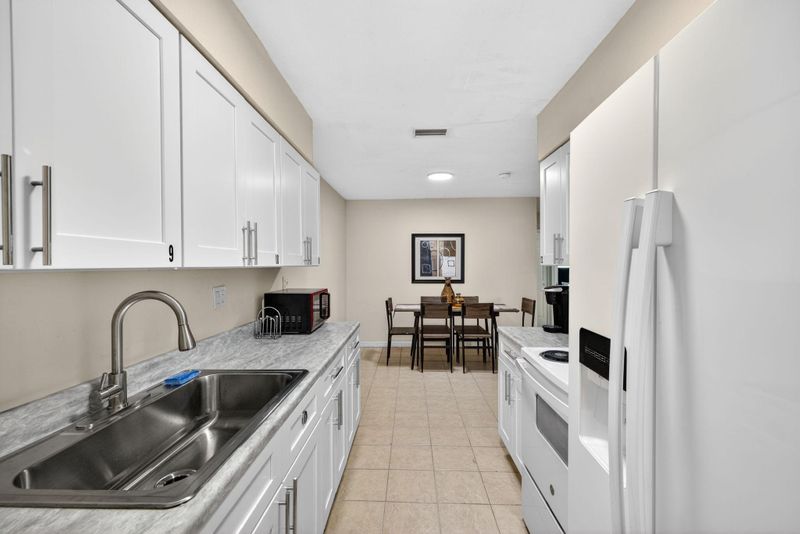 roommates in Undisclosed, Fort Myers, FL 33916 Centrally located near Downtown Fort Myers - Public Transportation, Move-In Ready, Clean & Secure (id. 25160) - cirtru.com