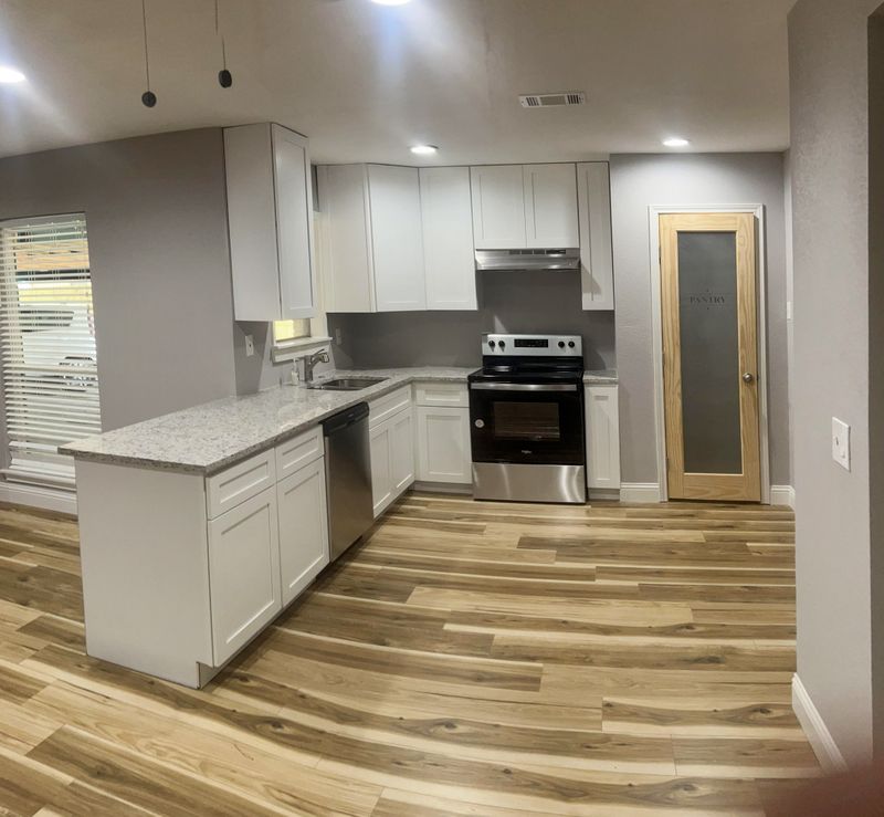 Newly-renovated & spacious Irving House with Patio or porch (id. 3438)