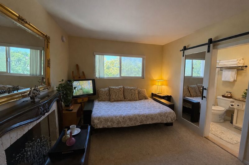 roommates in Studio City Private Room in 2Bed.2Bath - cirtru.com