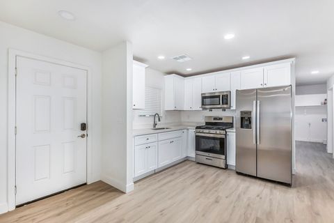 Phoenix House with Dining area. Comfortable & newly-renovated (id. 3071)