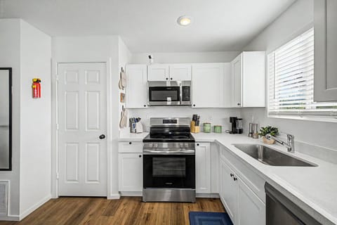 BRAND NEW LAUNCH! 4 Rooms Only | Mini Fridges | Fastest WiFi | Extra Storage | Minutes From Freeway. (id. 42535)