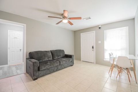 Beautiful, comfortable home! close to public transport and highways. includes everything you need! (id. 24888)