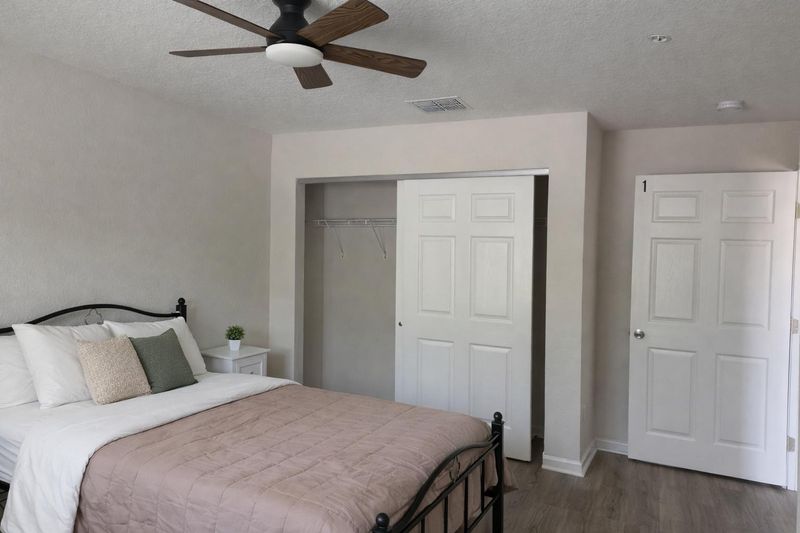 Live in Jacksonville's Southside   Walkable  Home Near Transit, Shopping & Dining • Walk to Daily Essentials  •  Gold Key Host (id. 32469)
