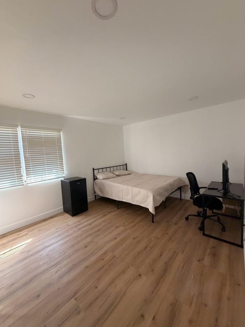 North Hollywood Living | Shops & Transit (id. 45767)