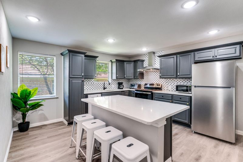 roommates in Undisclosed, Dallas, TX 75216 5-Star Rated | Newly Renovated |  4 Min Walk to Bus Stop | Dual Fridges |  Workspace in Every Room |  Monthly Cleaning |  Fully Furnished |  Prime South Dallas Location (id. 17811) - cirtru.com