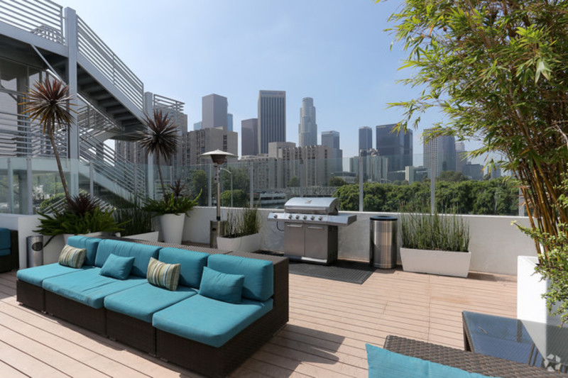Shared room right by downtown LA