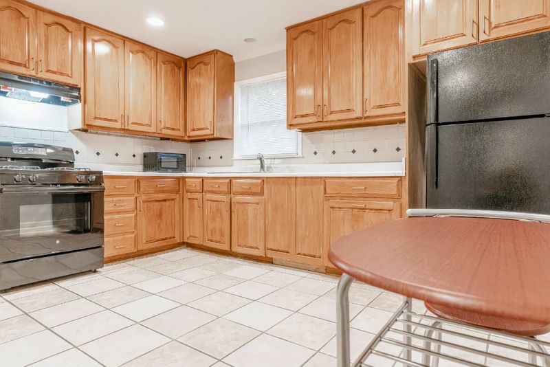 Southwest Atlanta Home, a 2 minute walk to bus 178 (id. 180)