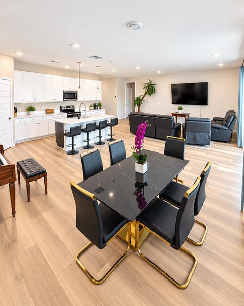 Modern Co-Living Home • Private Rooms, Smart TVs & Premium Beds • Backyard Games (Foosball, Ping Pong, Chess) • 5 Min to Loop 202 • Great for Families, Traveling & Remote Workers (id. 15612)