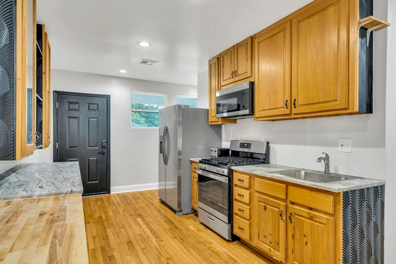 roommates in Undisclosed, New Orleans, LA 70122 Newly Renovated Stylish Home with Private Bathrooms. Perfect for Short/Long term Stays! (id. 12355) - cirtru.com