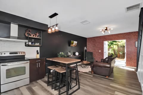 Beautiful Cozy Industrial Theme Townhouse Fully Furnished (id. 18622)