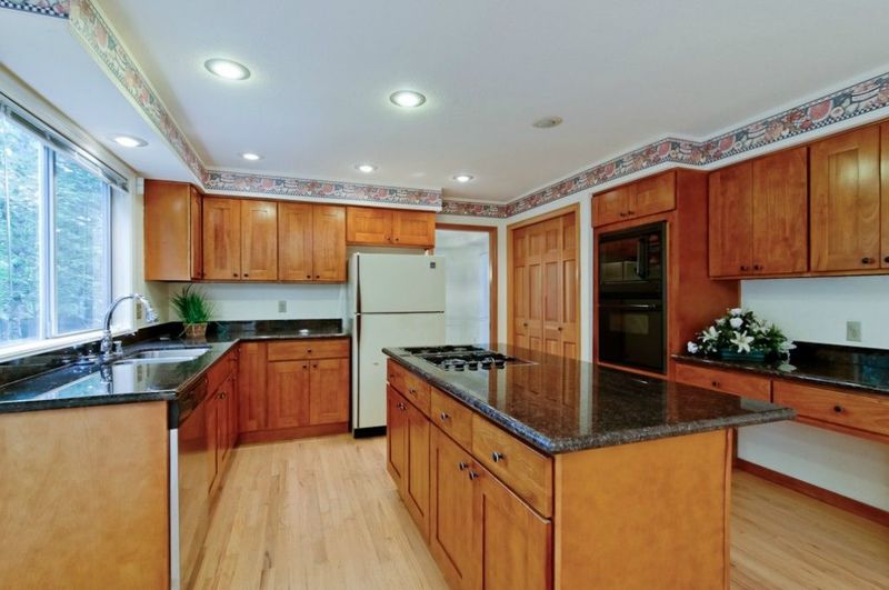 Female Only. Room in Issaquah, WA