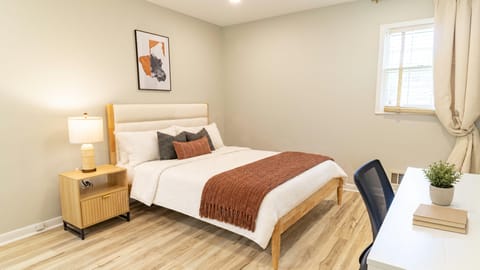 ELEVATED Rooms Decatur•Large and Private Entrance Rooms Available•Workspace • Quiet Street• Utilities and FAST WIFI Included •Professional Cleaning Service •Safe Space •  Near public transit and highways • 5 STAR Host (id. 43495)
