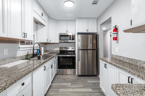 Sweetwater home with screened patio and large backyard (id. 9633)