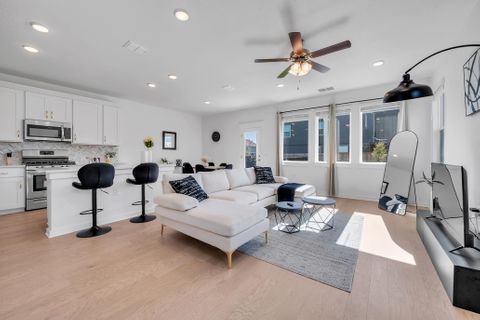 Modern Room Next to Airport, Tesla & Circuit of  America (id. 13852)