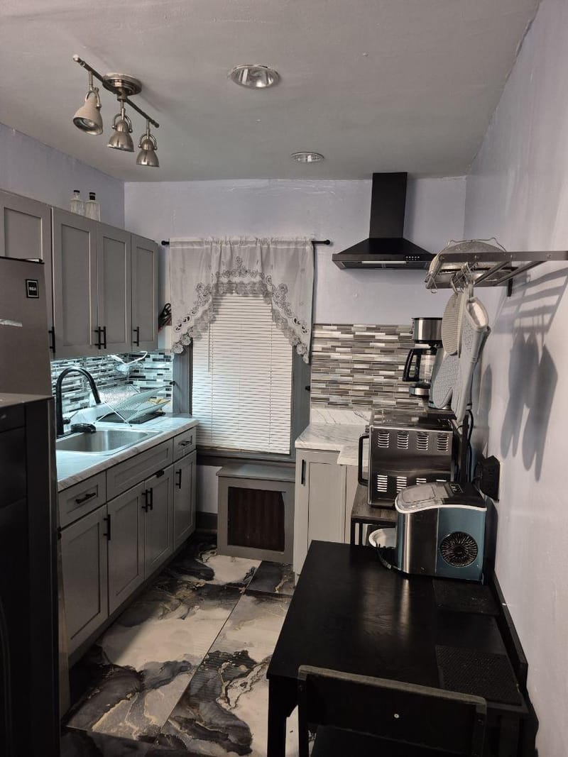 5 min from airport, 25 min from Manhattan Home. A 5 minute walk to transit stop Laurelton (id. 46429)