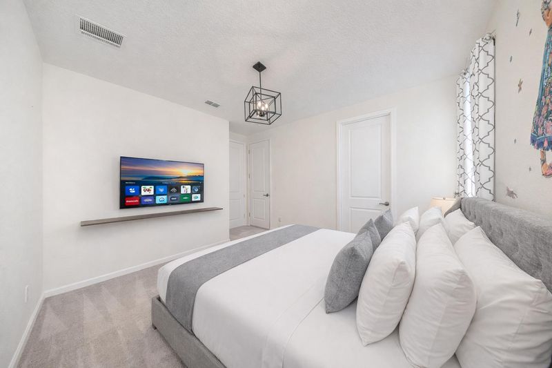roommates in Undisclosed, Kissimmee, FL 34746 Private bathrooms | Kissimmee Resort Home | Smart TV in every room | Pool  | Resort living |  Close to 192, | Close to Disney Universal, Disney | Large Kitchen | Two Laundry Rooms | Smart locks (id. 13420) - cirtru.com