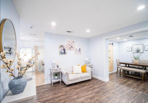 FREE WEEK! Newly Renovated  • Great Neighborhood Fast WiFi • Walk to Publix • Outdoor Kitchen (id. 29253)