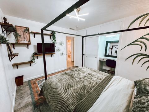 Stylish House with Pool, Firepit, Tv in every room, Free on site Laundry. (id. 32292)