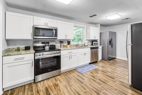 roommates in Undisclosed, Jacksonville, FL 32210 Steps from 103rd St & I-295, across from Walmart, Newly-Renovated House with lots of space & TVs (id. 8427) - cirtru.com
